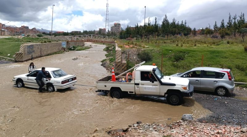 Ríos se desbordan en la ciudad de El Alto y causan problemas que aquejan a la población